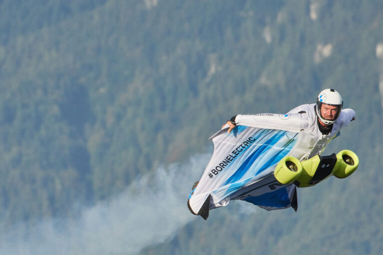 bmw-i-cree-une-wingsuit-electrique-21988-1-1.jpg