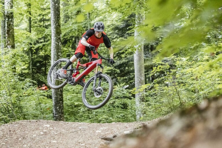 flyer-uproc6-un-enduro-tres-haut-de-gamme-21538-1-1.jpg