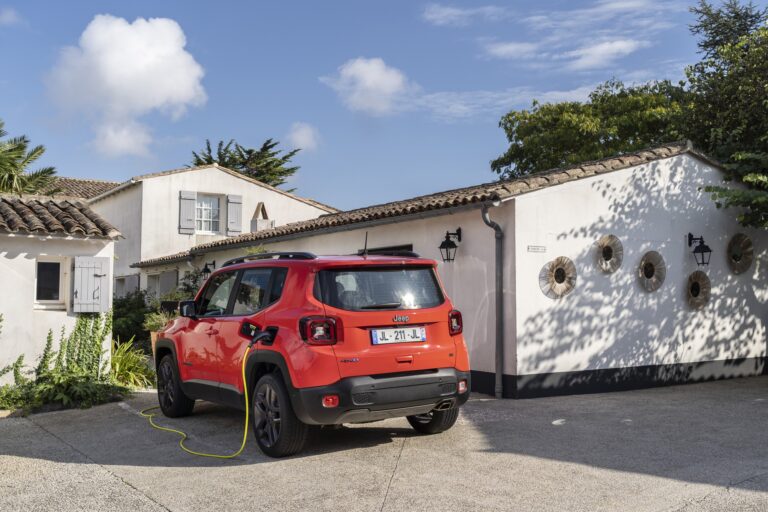 jeep-renegade-4xe-hybride-240-ch-130355.jpg