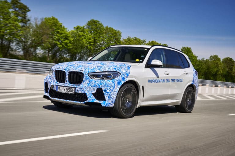 les-prototypes-de-la-bmw-i-hydrogen-next-prennent-la-route-23110-1-1.jpg