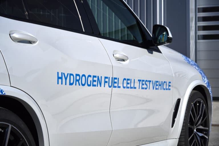 les-prototypes-de-la-bmw-i-hydrogen-next-prennent-la-route-23110-2-1.jpg