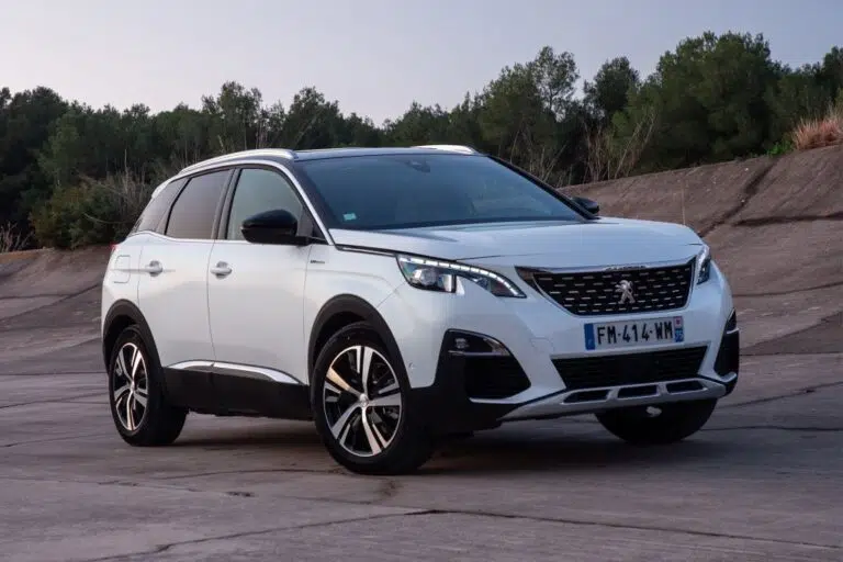 peugeot-3008-ii-hybrid4-300-e-eat8-127404-1.jpg