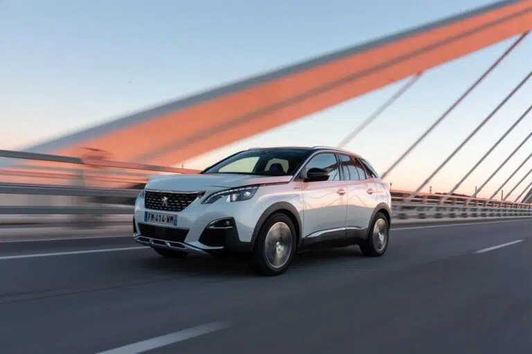 peugeot-3008-ii-hybrid4-300-e-eat8-127408-2.jpg