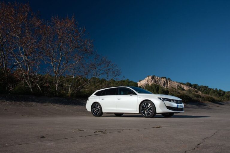 peugeot-508-sw-hybrid-225-e-eat8-127316.jpg