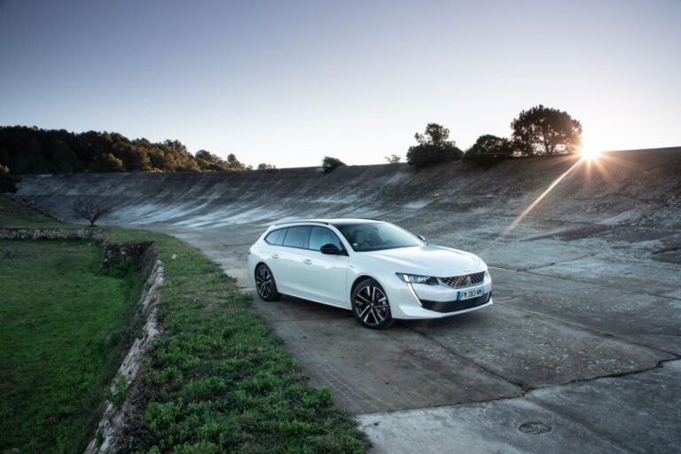 peugeot-508-sw-hybrid-225-e-eat8-127321.jpg