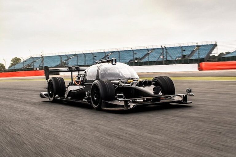 roborace-le-proto-devbot-en-piste-14614-1-1.jpg