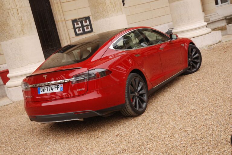 tesla-model-s-p90d-101402.jpg