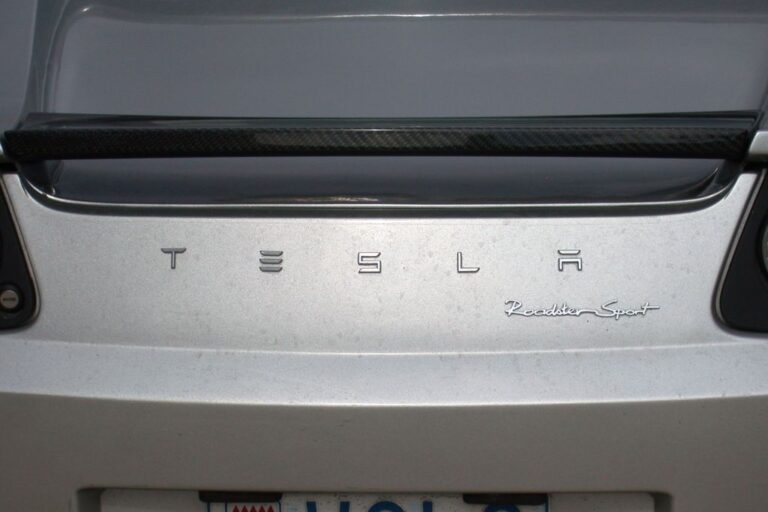 tesla-roadster-signature-250-61359.jpg