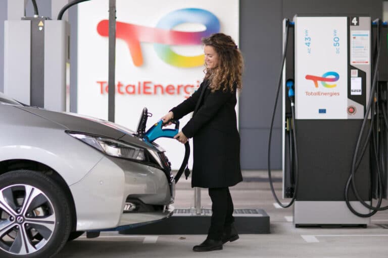 totalenergies-va-equiper-ses-stations-service-de-bornes-de-recharge-rapide-23778-1.jpg