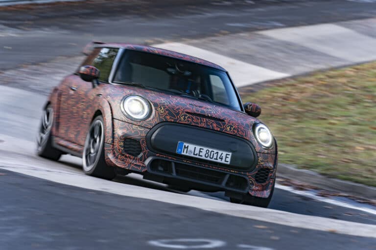 une-mini-jcw-electric-safety-car-en-approche-22680-2-1.jpg