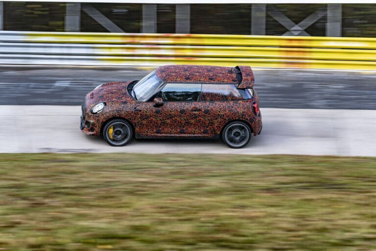 une-mini-jcw-electric-safety-car-en-approche-22680-3-1.jpg