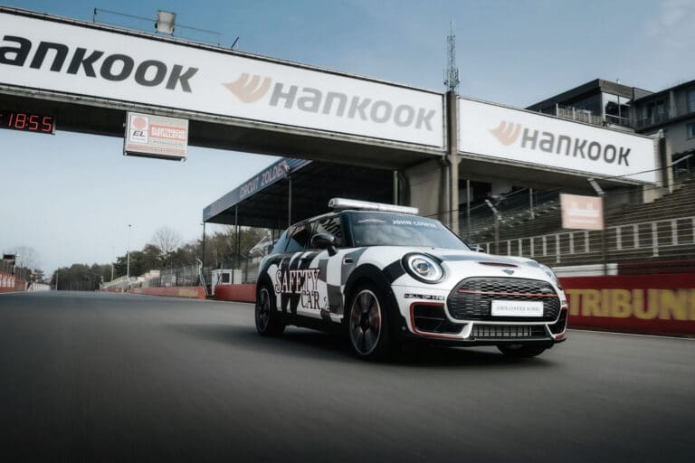 une-mini-jcw-electric-safety-car-en-approche-22680-5-1.jpg