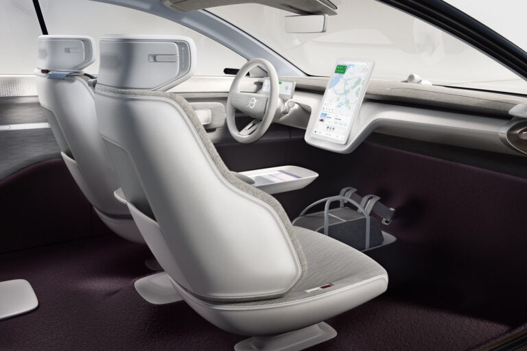 volvo-presente-le-concept-recharge-23184-3-1.jpg