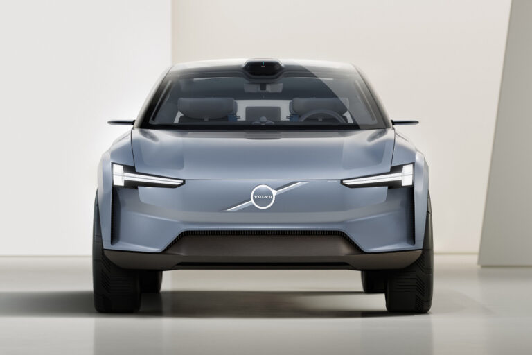 volvo-presente-le-concept-recharge-23184-8-1.jpg