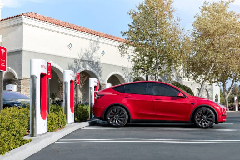 les-premiers-superchargeurs-tesla-ouverts-a-tous-sont-operationnels-23815-1.jpg