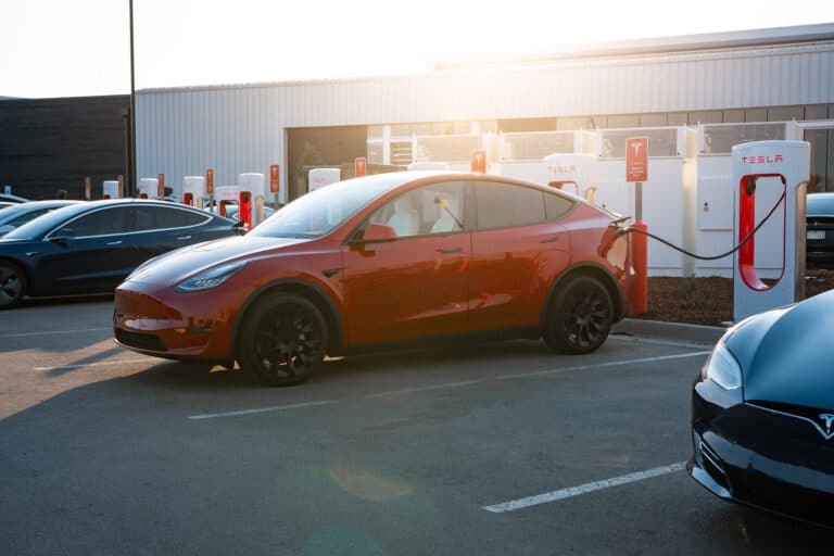 les-premiers-superchargeurs-tesla-ouverts-a-tous-sont-operationnels-23815-2.jpg