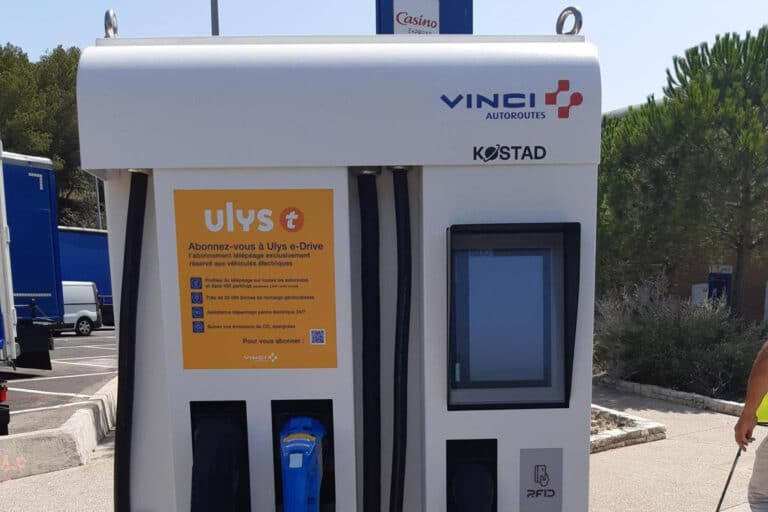 vinci-autoroutes-accelere-le-deploiement-de-bornes-de-recharge-sur-ses-aires-24370-1-1.jpg