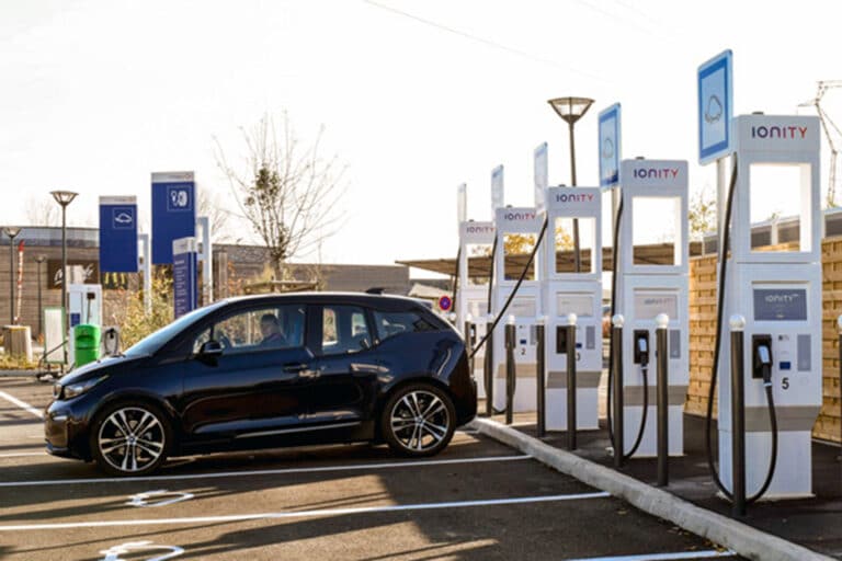 vinci-autoroutes-accelere-le-deploiement-de-bornes-de-recharge-sur-ses-aires-24370-2-1.jpg