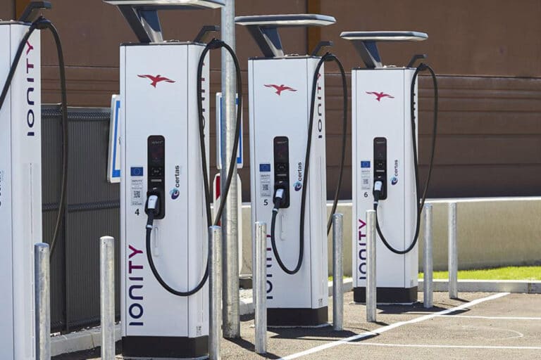 vinci-autoroutes-accelere-le-deploiement-de-bornes-de-recharge-sur-ses-aires-24370-3-1.jpg