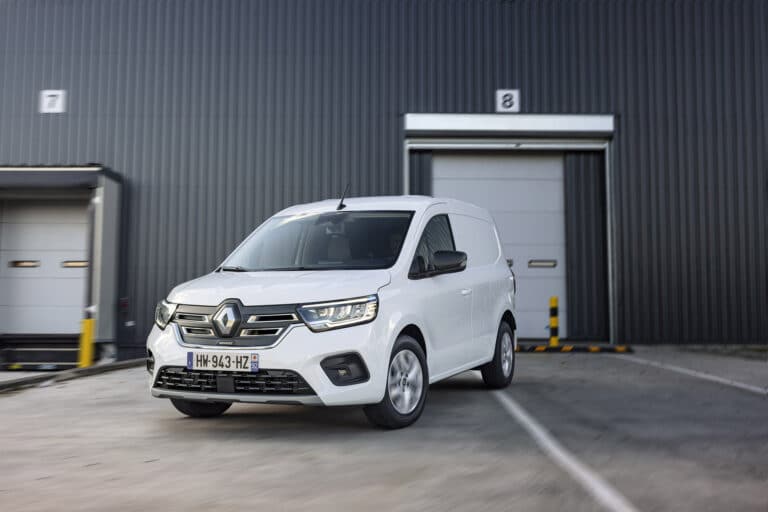 renault-renouvelle-sa-gamme-d-utilitaires-100-pour-100-electrique-24684-2-1.jpg