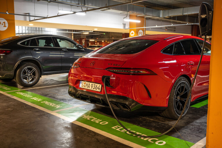 mercedes-amg-gt-c190-4-door-coupe-63-s-e-performance-135956-1.jpg