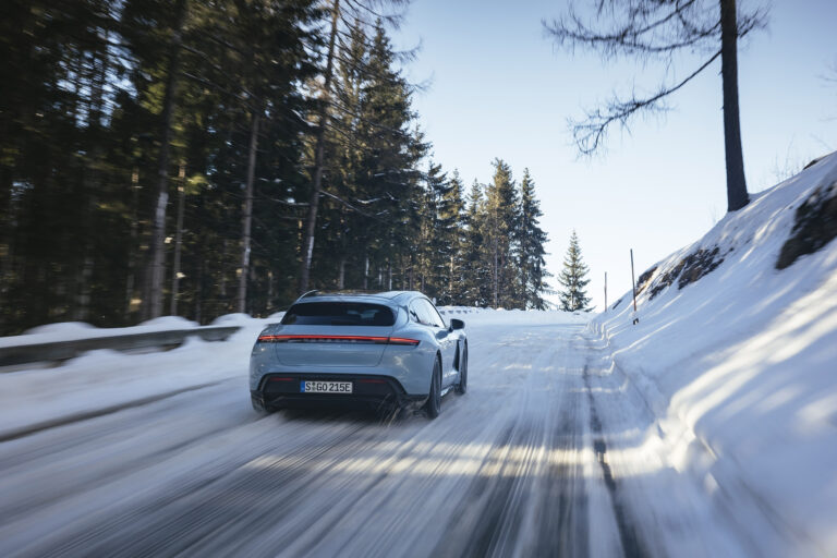 porsche-taycan-sport-turismo-4s-134957-1.jpg