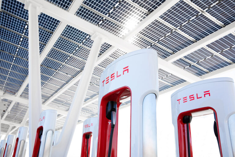 les-superchargeurs-v4-tesla-seront-alimentes-a-l-energie-solaire-24903-3-3.jpg