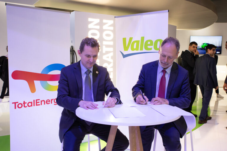 total-Energies-et-valeo-main-dans-la-main-pour-refroidir-vos-batteries-24980-2-1.jpg