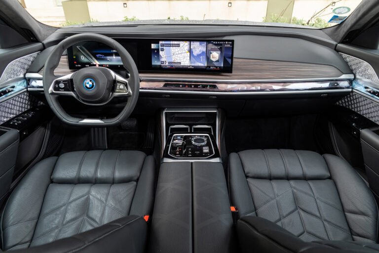 bmw-i7-xdrive60-138007-1.jpg