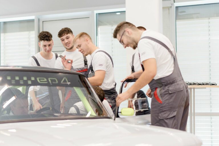 les-apprentis-d-audi-electrifient-une-nsu-prinz-4-25363-4-1.jpg