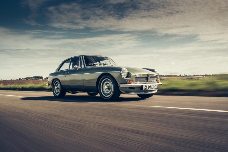 la-mgb-gt-revient-en-version-electrique-grace-a-frontline-cars-25501-6.jpg