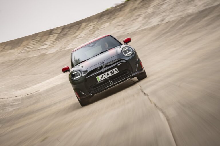 mini-presente-les-mini-et-aceman-john-cooper-works-electric-26033-2.jpg