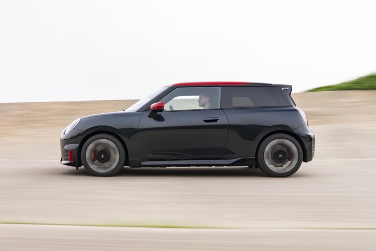 mini-presente-les-mini-et-aceman-john-cooper-works-electric-26033-3.jpg