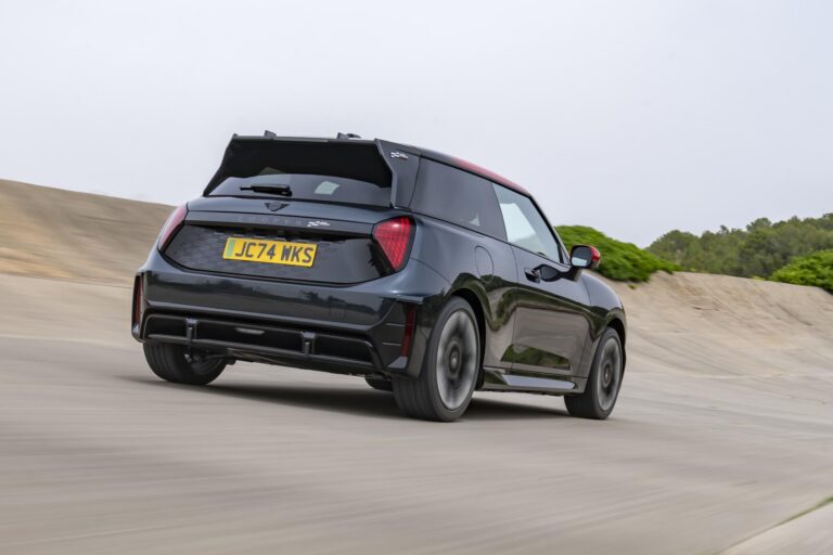 mini-presente-les-mini-et-aceman-john-cooper-works-electric-26033-4.jpg
