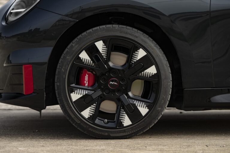 mini-presente-les-mini-et-aceman-john-cooper-works-electric-26033-6.jpg