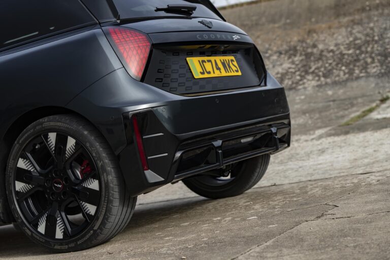 mini-presente-les-mini-et-aceman-john-cooper-works-electric-26033-7.jpg