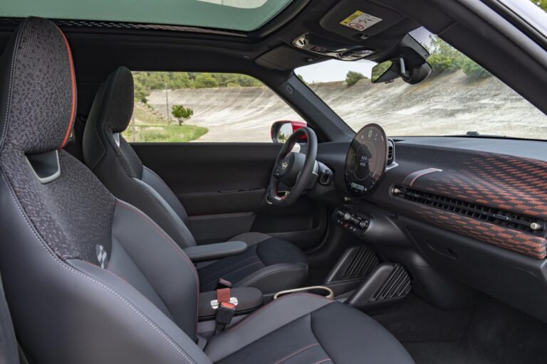 mini-presente-les-mini-et-aceman-john-cooper-works-electric-26033-8.jpg
