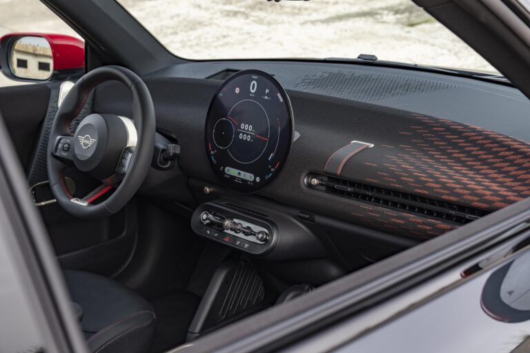 mini-presente-les-mini-et-aceman-john-cooper-works-electric-26033-9.jpg