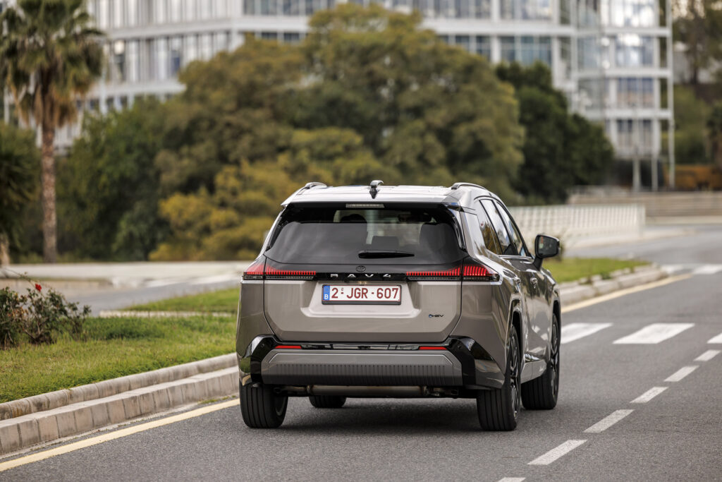 toyota-rav-4-6-hybride-2-5-143625.jpg